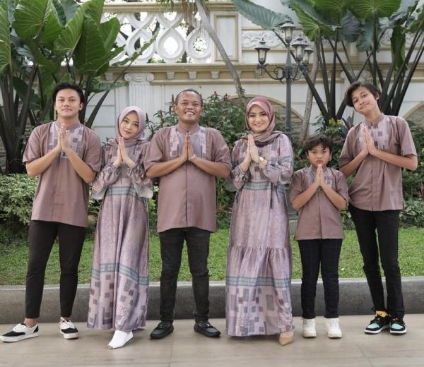 14 Artis Lebaran3 Keluarga artis kompak merayakan Lebaran dengan busana senada. (Foto: Instagram)