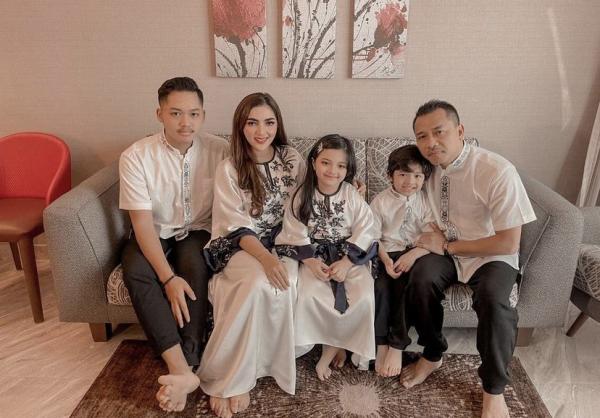 14 Artis Lebaran4 Keluarga artis kompak merayakan Lebaran dengan busana senada. (Foto: Instagram)