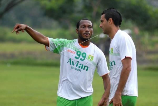 Djemba-Djemba Eric Djemba Djemba saat dikontrak oleh Persebaya di tahun 2015 (foto: Antara)