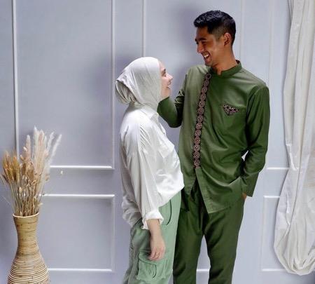 Arya Saloka lebaran Arya Saloka kenakan baju koko warna hijau emerald.