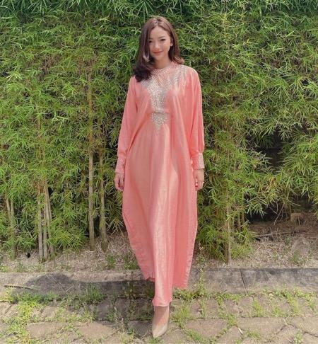 Gaya Glenca saat Lebaran pilih palet peach.