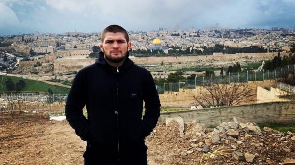 Mantan juara UFC Khabib Nurmagomedov berpose dengan latar belakang Kubah Batu, bagian dari kompleks Masjid Al Aqsa, Yerusalem. (Foto: Instagram/Khabib N).