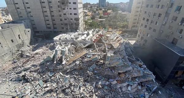 Kantor Aljazeera di Gaza hancur tinggal puing. (Foto: Reuters).