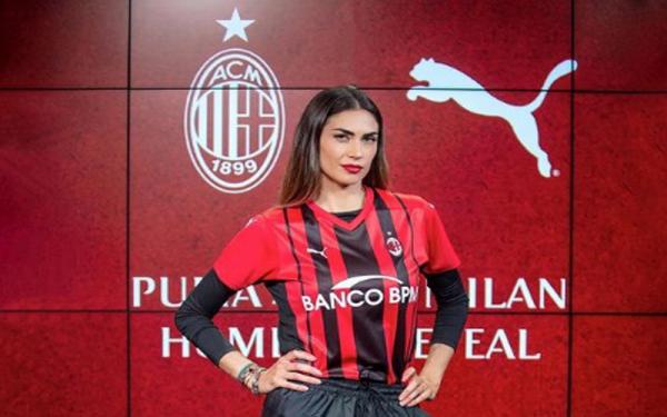 Melissa Satta Melissa Satta pamer jersey AC Milan 2021/2022 (Foto: Instagram)
