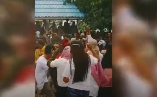 Ratusan wisatawan di Pantai Mutiara, Buton tengah asyik berjoget ria. (Foto: MNC Portal/Andi Ebha)