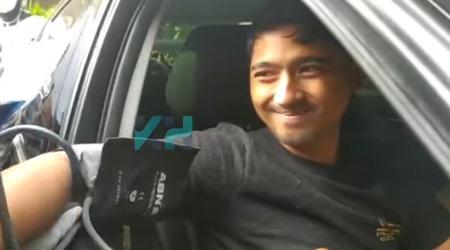 Arya Saloka saat vaksinasi drive thru.