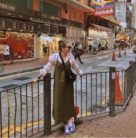 Tampilan sneakers Enzy saat traveling ke Hong Kong.