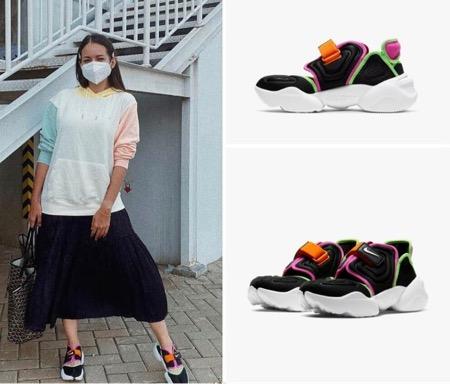 Enzy Storia sepatu Enzy mengenakan Aqua Rift Sneakers dari Nike.