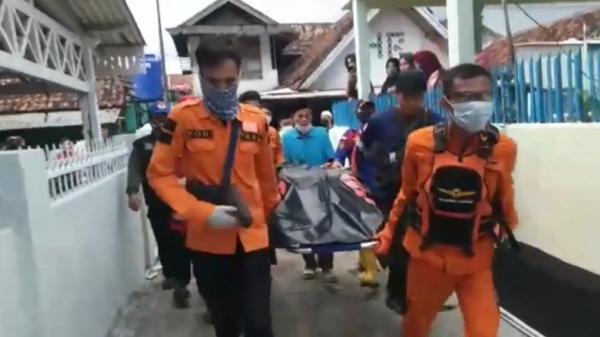 Jenazah balitas berusia tiga tahun yang ditemukan setelah terseret masuk ke parit di Bandarlampung (Andres Afandi/MNC Portal)
