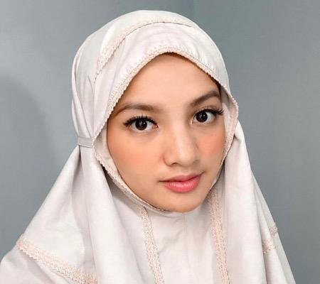 Tampil berhijab.