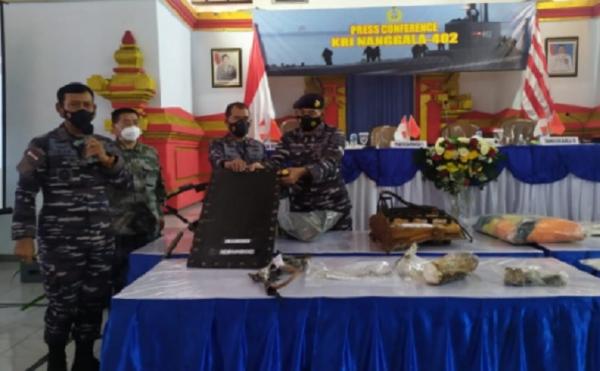 Serpihan KRI Nanggala 402 yang berhasil diangkat ke permukaan. (Foto: Sindonews/Chusna Mohammad)