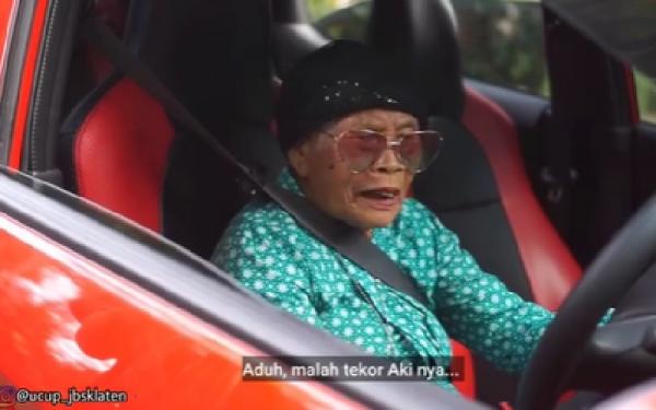 Tangkapan layar Mbah Minto mengendarai mobil (Foto: Instagram/Ucup Klaten)