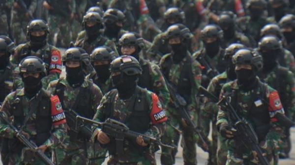 Sebanyak 992 prajurit TNI dari jajaran Kodam Jaya mengikuti latihan uji siap tempur di kawasan komersial Distrik 2 Meikarta, Cikarang Selatan, Kabupaten Bekasi, Senin (18/5/2021). (Foto: Dok. TNI).