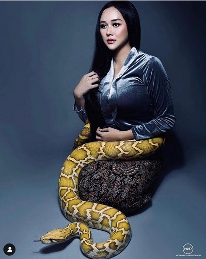 18 Aura Kasih 33 Artis Cantik Suka Pelihara Ular. (Foto: istimewa)
