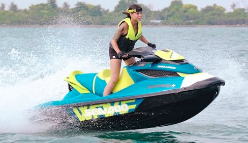 19 Awkarin1 Pose kece Awkarin main jetski. (Foto: Instagram/Awkarin)