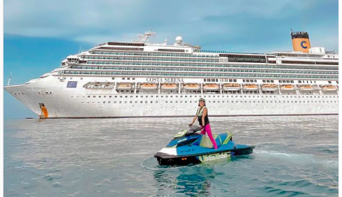 19 Awkarin2 Pose kece Awkarin main jetski. (Foto: Instagram/Awkarin)