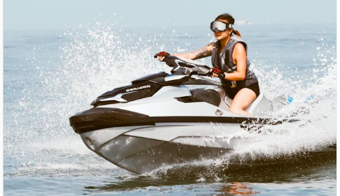 19 Awkarin4 Pose kece Awkarin main jetski. (Foto: Instagram/Awkarin)