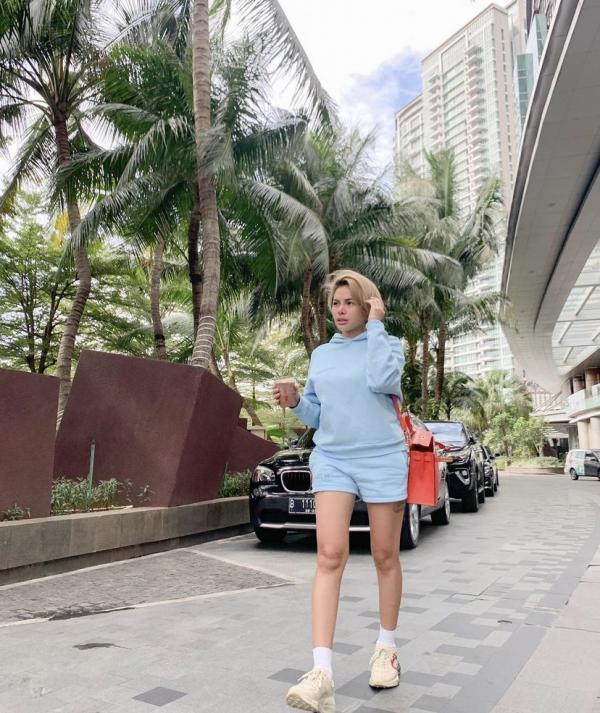 19 Nikita Mirzani Gaya mewah ala Nikita Mirzani. (Foto: Instagram/Nikita Mirzani)