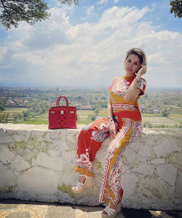 19 Nikita Mirzani1 Gaya mewah ala Nikita Mirzani. (Foto: Instagram/Nikita Mirzani)