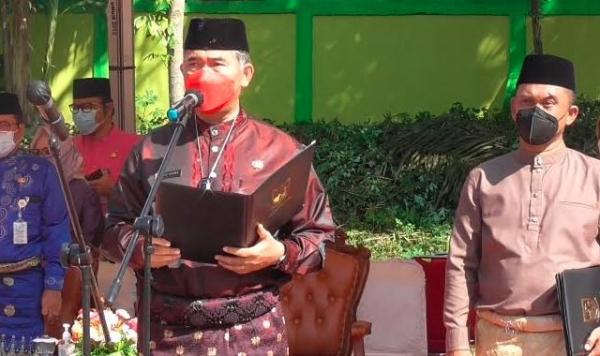 Wali Kota Jambi Syarif Pasha mengambil sumpah pejabat di TPU khusus Covid-19, Rabu (19/5/2021). (Foto: MNC Portal/Azhari Sultan)