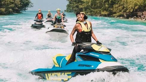 19 Awakrin Cover Pose kece Awkarin main jetski. (Foto: Instagram/Awkarin)
