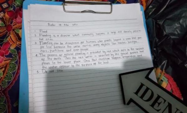 Polisi menemukan secarik surat yang diduga tulisan tangan siswi SMA yang nekat bunuh diri karena hamil di Blora, Rabu (19/5/2021). (Foto: MNC Portal/Heri Purnomo)