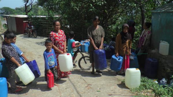 Warga di Puncak Pegunungan Lasem Berjuang Dapatkan Air Bersih di Awal Kemarau 