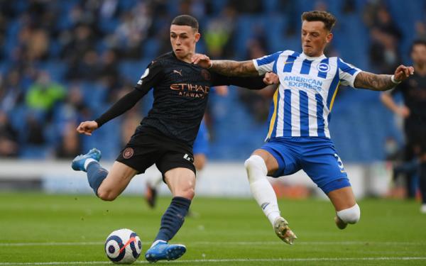Phil Foden Gelandang Manchester City Phil Foden berebut bola dengan pemain Brighton & Hove Albion pada pekan ke-37 Liga Inggris, Rabu (19/5/2021) dini hari WIB. (Foto: Reuters)