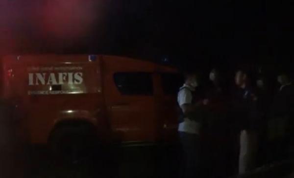 Polsek Candipuro dibakar 2 Mobil Inafis Polda Lampung berada di lokasi Polsek Candipuro yang dibakar massa. (Foto: iNews/Heri Fulistiawan)