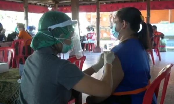 Vaksinasi Covid-19 di Denpasar dengan vaksin AstraZeneca. (Foto: iNews/Indira Arri)