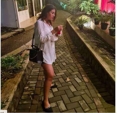 Gaya seksi DJ Dea Alexa. (Foto Instagram/Dea Alexa)