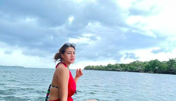 Gaya seksi DJ Dea Alexa. (Foto Instagram/Dea Alexa)