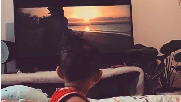 Gewa, anak dari almarhum Glenn menikmati video klip butaan ayahnya. (Foto: Instagram/Mutia Ayu)