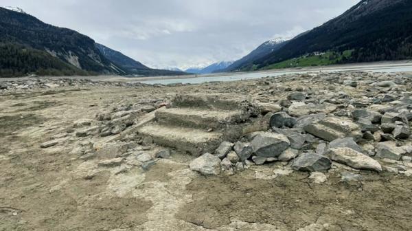 Danau Resia yang dikeringkan. (Foto: Reuters)