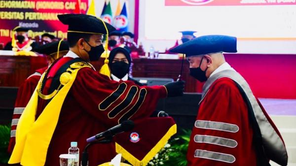 Menhan periode 2014-209 Jenderal TNI (Purn) Ryamizard Ryacudu menerima gelar Doktor Honoris Causa dari Universitas Pertahanan RI, Kamis (21/5/2021). (Foto: Unhan).