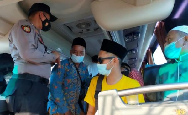 Bus peziarah lombok Bus peziarah dari Jawa Tengah lolos penyekatan hingga Lombok Barat, NTB. (Foto: iNews/Muzakkir)