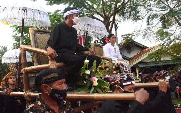 Pasangan M Nur Ikhsan dan Yani diarak menujuk Lembur Pakuan. (Foto: Istimewa)