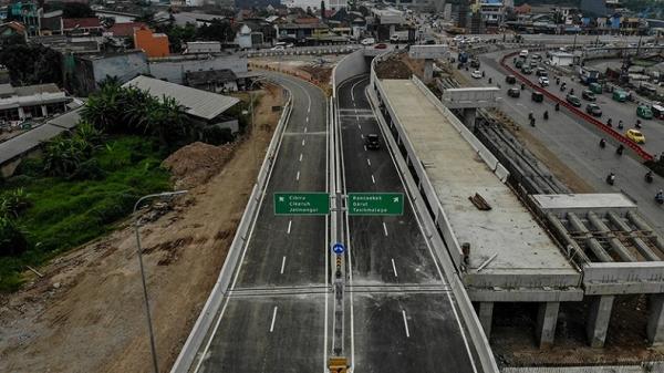 SIMPANG SUSUN CILEUNYI2 Kendaraan ke arah Rancaekek, Garut, dan Tasikmalaya melalui underpass dua lajur. (Foto: Antara)