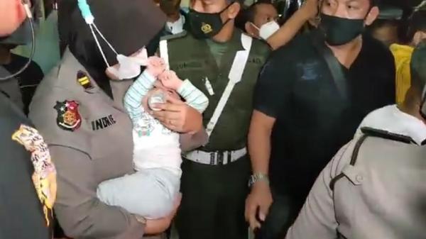 Bayi yang diculik pelaku Sanimah, pembantu rumah tangga asal Indramayu. (Foto: iNews/Toiskandar)