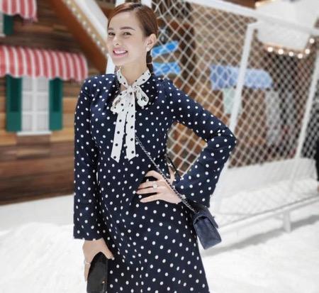 Astrid Tiar 2 Astrid Tiar dengan gaya retro dress polkadot.