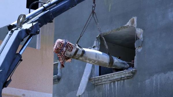 Proses evakuasi rudal milik Israel yang mendarat di sebuah rumah namun tidak meledak. (Foto: The Sun)