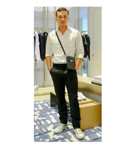 Nicholas Saputra dalam outfit hitam putih.