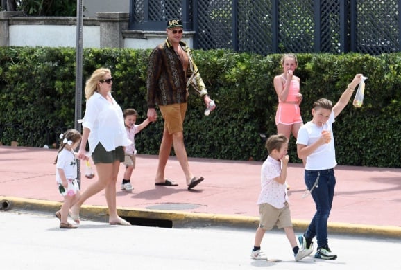 Tyson Fury jalan-jalan bersama keluarga di Miami, Florida. (Foto: The Sun)