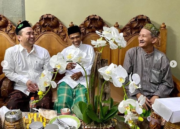 UAS Gus Ali UAS bersilaturahmi ke kediaman Gus Ali (kanan) di Sidoarjo.