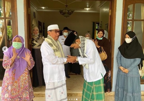 UAS Gus Hasib UAS sowan kepada Kiai Hasib Wahab di Tambakberas, Jombang.