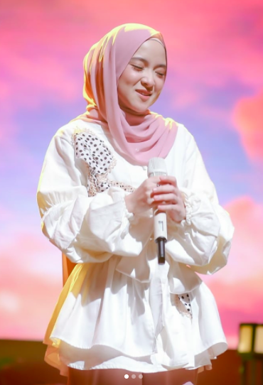 Gaya Nissa Sabyan yang selalu ditiru remaja putri. (Foto: Instagram/Nissa Sabyan)