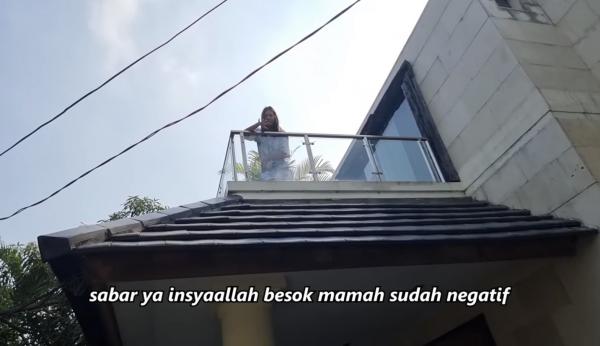23 Paula Verhoeven Paula Verhoeven hanya bisa melihat anaknya dari atas balkon karena harus isolasi mandiri. (Foto: YouTube)