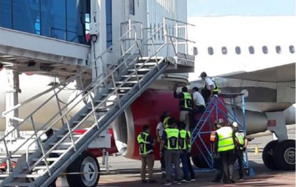 Petugas saat menangani pesawat menabrak garbarata di Bandara I Gusti Ngurah Rai, Bali. (Foto: Istimewa)