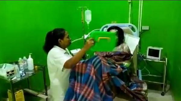 Ibu yang dibacok dan disiram air panas oleh anaknya dalam perawatan di RSUD Ryacudu Kotabumi, Lampung Utara. (Foto: iNews/Jimi Irawan)
