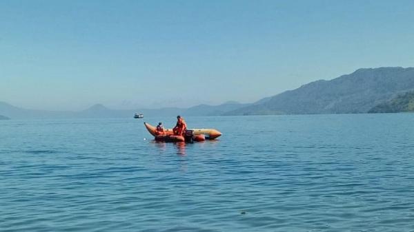 korban tenggelam danau toba Petugas SAR saat menurunkan tim penyelam mencari korban tenggelam di Danau Toba, Sumatera Utara. (Foto: Basarnas)